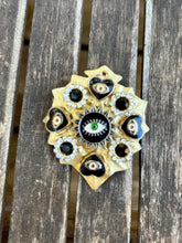 Charger l'image dans la galerie, Broche porte bonheur Eclipse
