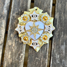 Charger l'image dans la galerie, Broche porte bonheur Blanche
