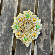 Charger l'image dans la galerie, Broche porte bonheur hemeraude
