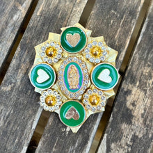 Charger l'image dans la galerie, Broche porte bonheur hemeraude
