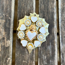 Charger l'image dans la galerie, Broche porte bonheur Blanche
