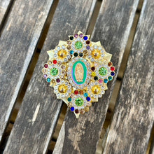 Charger l'image dans la galerie, Broche porte bonheur hemeraude
