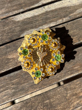 Charger l'image dans la galerie, Broche porte bonheur hemeraude
